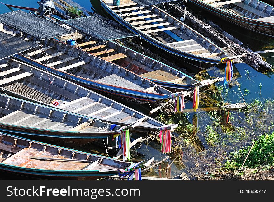 Texture of heads of long tailed boats.