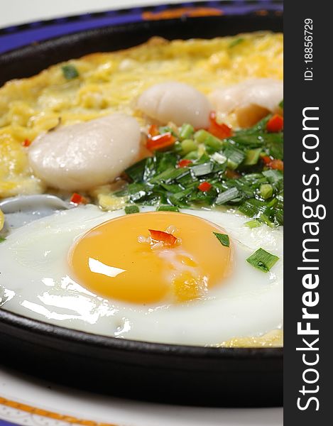 Iron plate fried eggs with spices