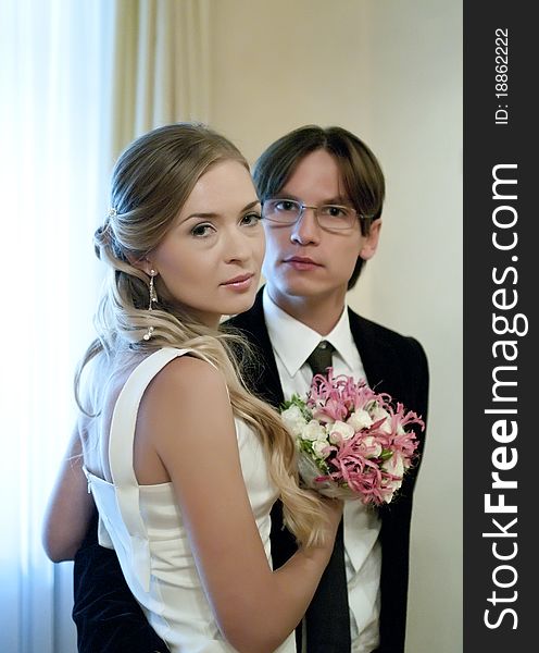 Portrait of the bride and groom. Shallow DOF