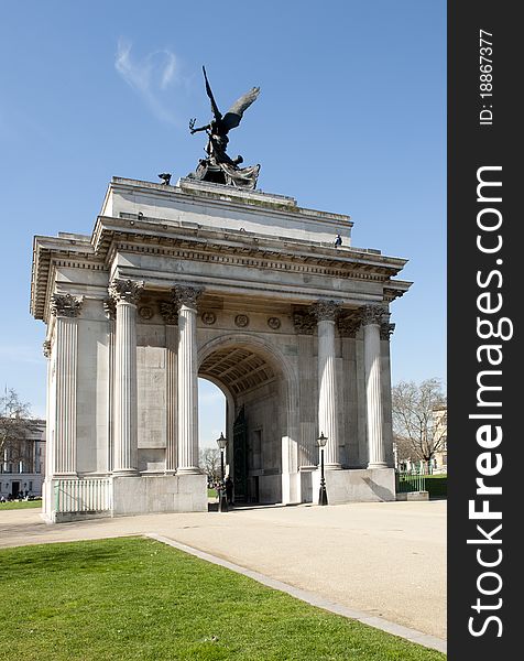 The wellington arch at Hyde park corner commemorates the british victories in the Napoleonic wars
