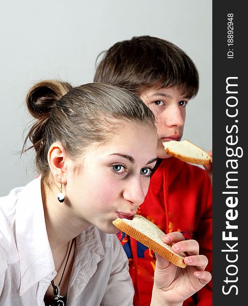 A teen boy and girl eating. A teen boy and girl eating
