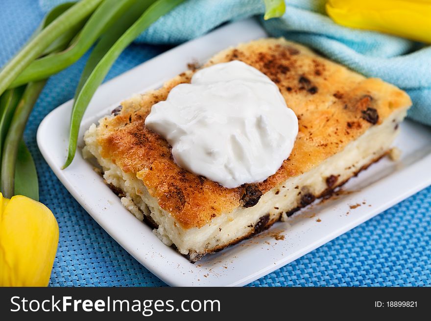 Baked cheesecake with raisins, sour cream and cinnamon
