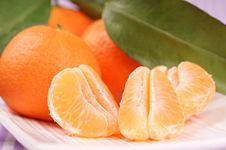 Whole And Sectioned Clementines Royalty Free Stock Photography Whole And Sectioned Clementines Royalty Free Stock Photography