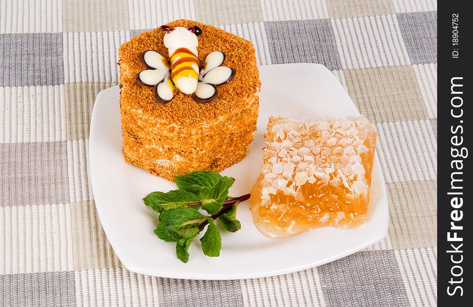 Cake with honeycomb on textile mat