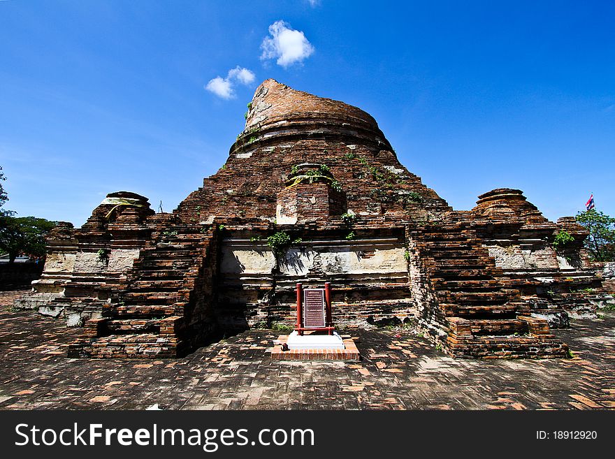 A principal pagoda is cell shape on the square with 12 rabbeted angles. On the foundation still have 8 stupas round the main pagoda. The main pagoda itself was restored by accretion during the big renovation by King Boromakot when he was the viceroy in the reign of King tai Sra. A principal pagoda is cell shape on the square with 12 rabbeted angles. On the foundation still have 8 stupas round the main pagoda. The main pagoda itself was restored by accretion during the big renovation by King Boromakot when he was the viceroy in the reign of King tai Sra.