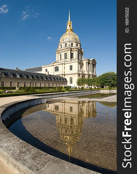 Les Invalides is a complex of museums and tomb in Paris,Napoleon's remains bury in here. Les Invalides is a complex of museums and tomb in Paris,Napoleon's remains bury in here.
