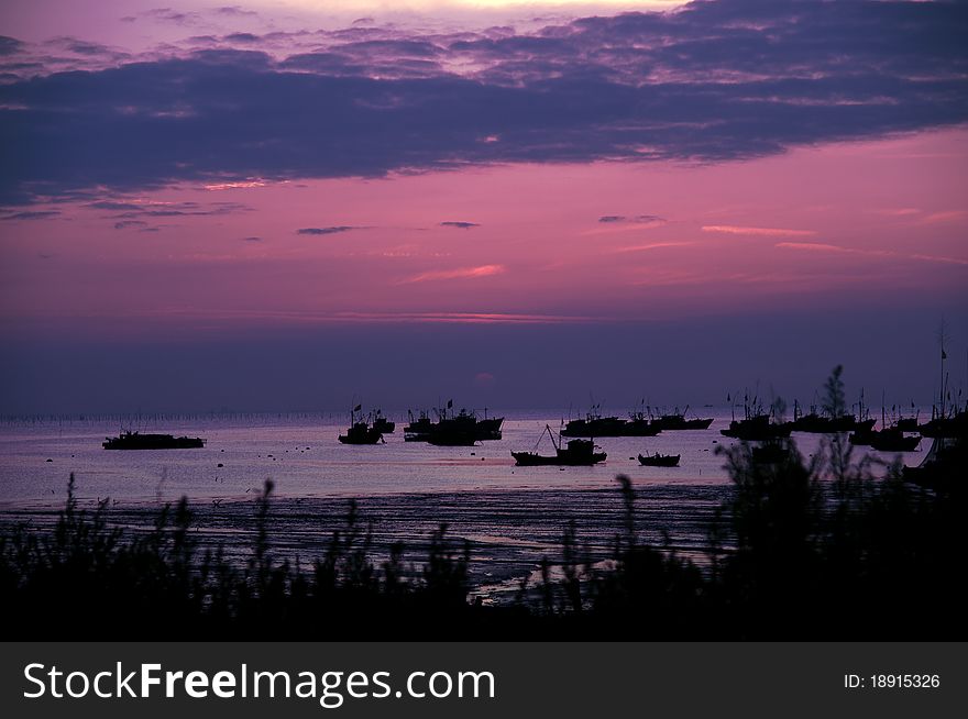 At sunset,the fishing boat finish its work. At sunset,the fishing boat finish its work.