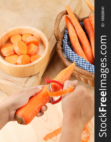 Peeling the skin of carrots