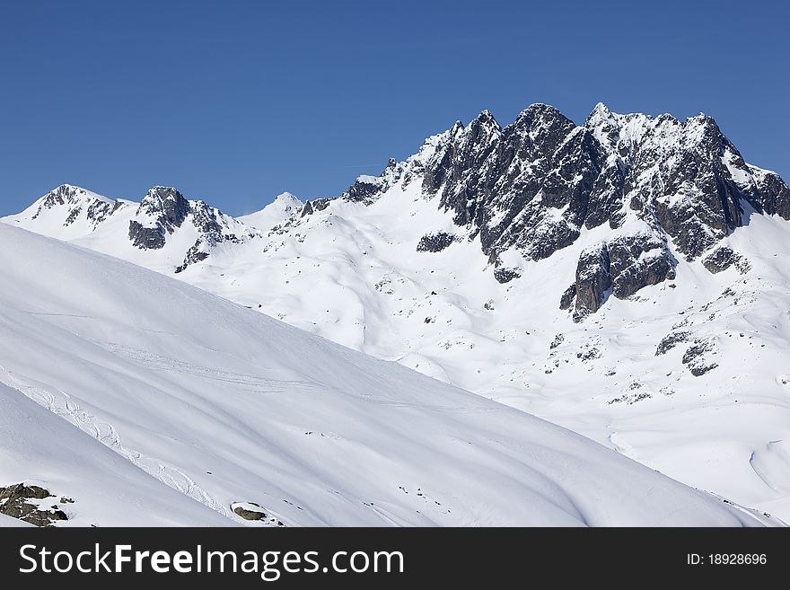 Snowy peaks inthe Alps