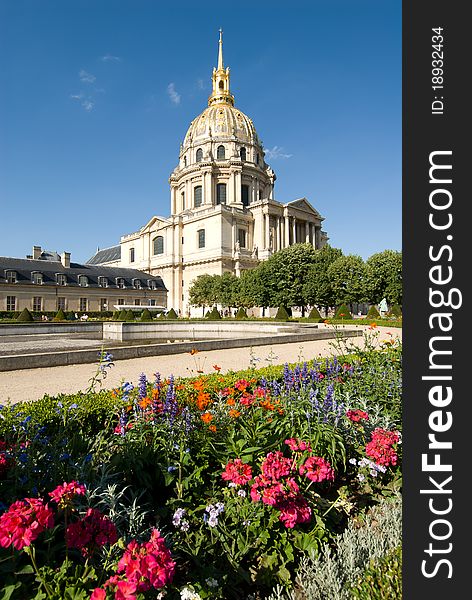 Les Invalides is a complex of museums and tomb in Paris,Napoleon's remains bury in here. Les Invalides is a complex of museums and tomb in Paris,Napoleon's remains bury in here.