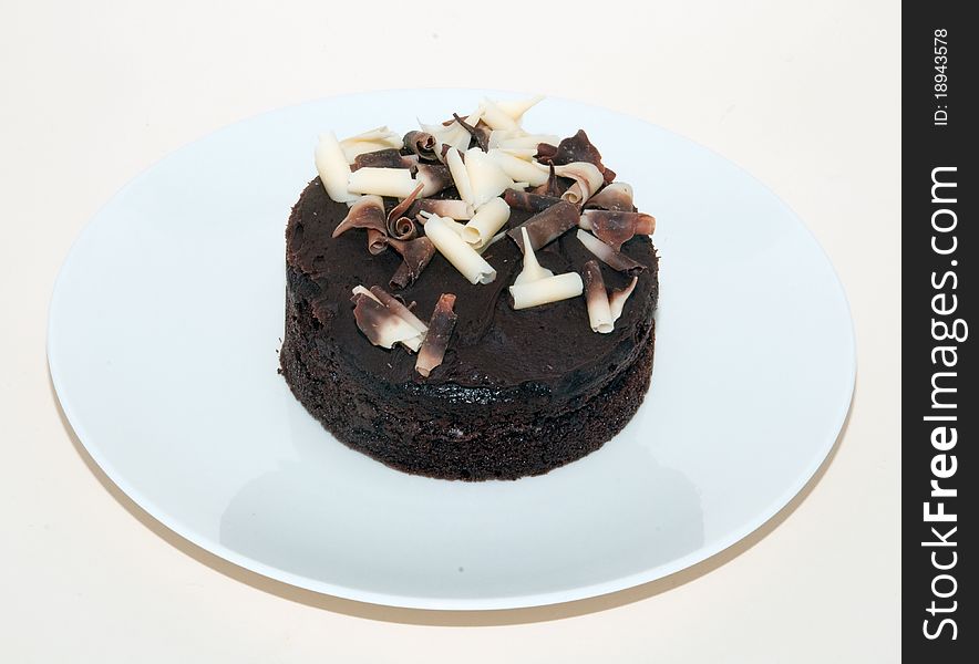 Chocolate mud Cake on a white plate on a white background. Chocolate mud cake is so dense that it cuts cleanly with perfect edges and virtually no crumbs. In contrast, fudge cakes have more of a cake-like texture, like what you see in the close up of the slice at the top of this post. A mud cake is very dense, has a tight crumb, does not crumb when you cut it, and carves best of any cake type. They ALL have melted chocolate in them. A mud cake is made by mixing your liquids into your dry ingredients. It is a dense, moist, almost fudgy cake that seems to be a concentration of chocolate. It is very similar in concept to the flourless chocolate cake and is technically somewhat between the Brownie and the Fudge, and believed to be a descendant of both. Also believed to have originated in the USA and moved from there.Joanna Chiyo Nakamura Droeger, who is said to have invented Mud Pie at her once-famous San Francisco restaurant that was popular with writers and other notables, died Thursday at age 76.