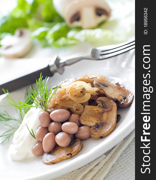 Bean and mushrooms appetizer with onion and dill