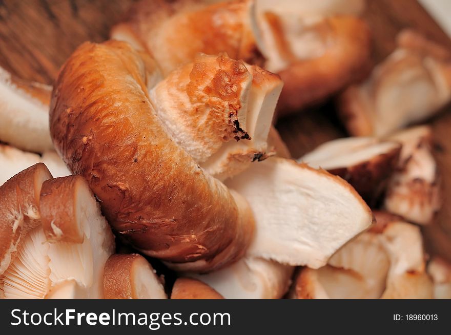 Raw mushrooms prepared as food ingredients for cooking.