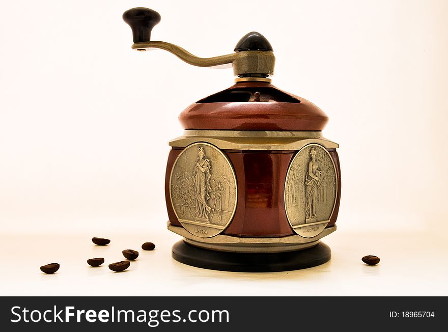 Manual coffee grinder with coffee grains