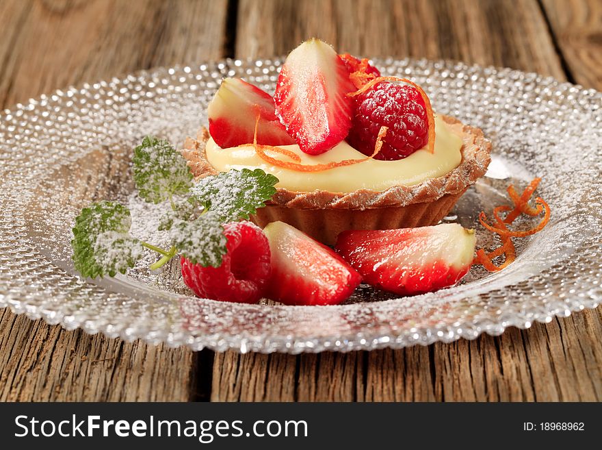 Dessert - Small fruit tart with pudding