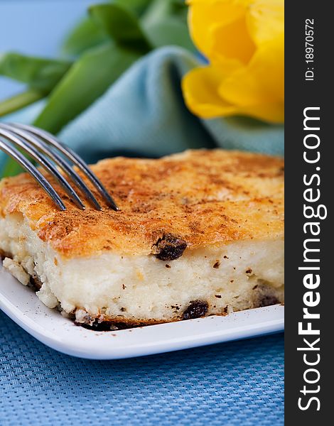 Baked cheesecake with raisins on a plate