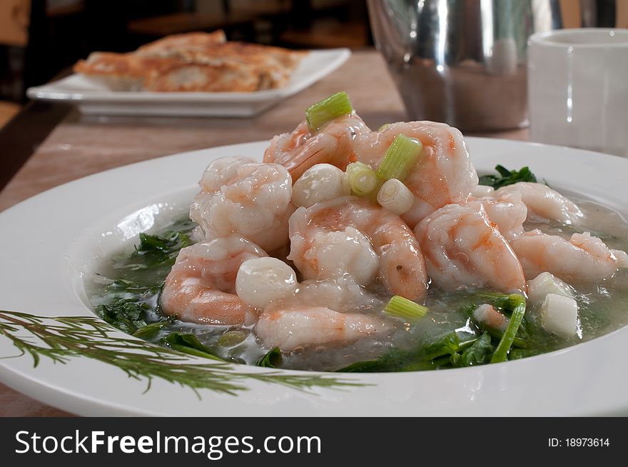 Boiled shrimp and snow peas with spring onions
