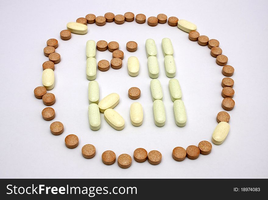 A pile of pills arranged as word pill kill.