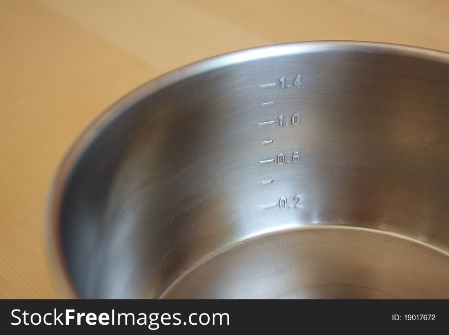 Metal measuring pot