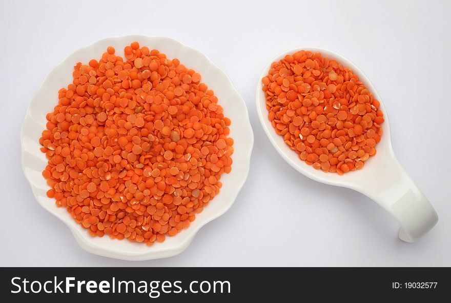 Whole red lentils (lens culinaris).