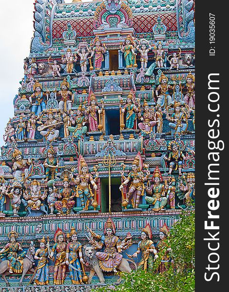 Sri Mariamman Temple is oldest Hindu temple in Singapore. Agamic temple, built in Dravidian style. Located in Chinatown.