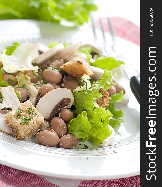 Bean and fresh mushrooms appetizer with crouton