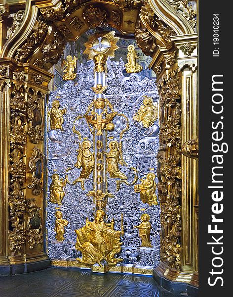 The national reserve Sofia Kiev has restored a silver imperial gate of the main altar of the Sofia cathedral. Restoration was carried out in the Polish workshops on restoration of ancient monuments in Krakow.
