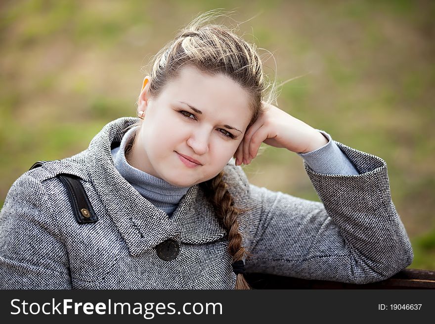 The woman in park to sit on скомуйке and to think. The woman in park to sit on скомуйке and to think