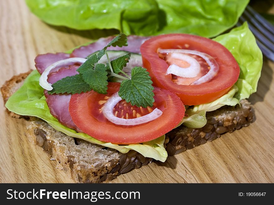 Sandwich with wholemeal bread with tomato and sausage