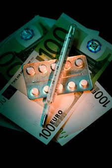 Banknotes With Pills And Thermometer Royalty Free Stock Photos Banknotes With Pills And Thermometer Royalty Free Stock Photos