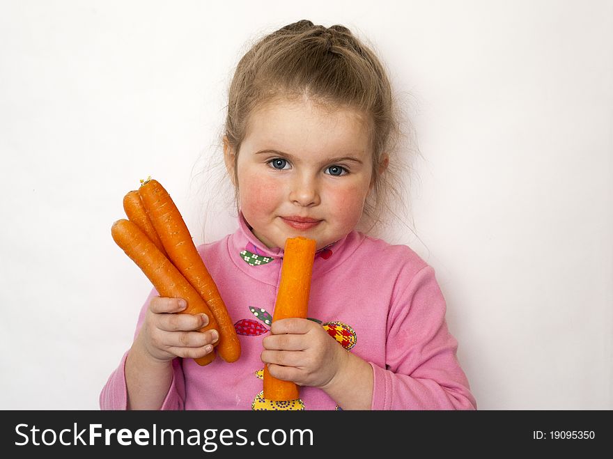 The child eats carrots - a source of vitamins and microcells