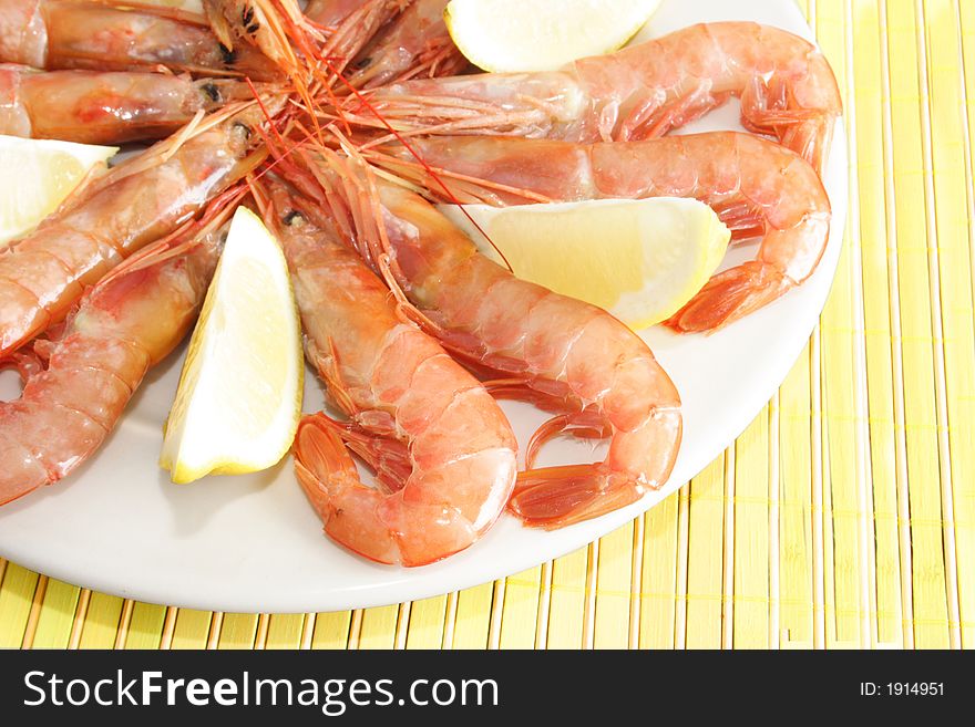 Fresh plate of shrimps and slices of lemon