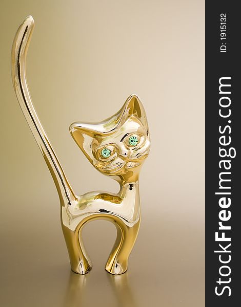 Aureate holder for rings in the form of cat