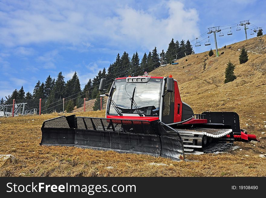 Mountain excavator for removing the snow on the ski trace