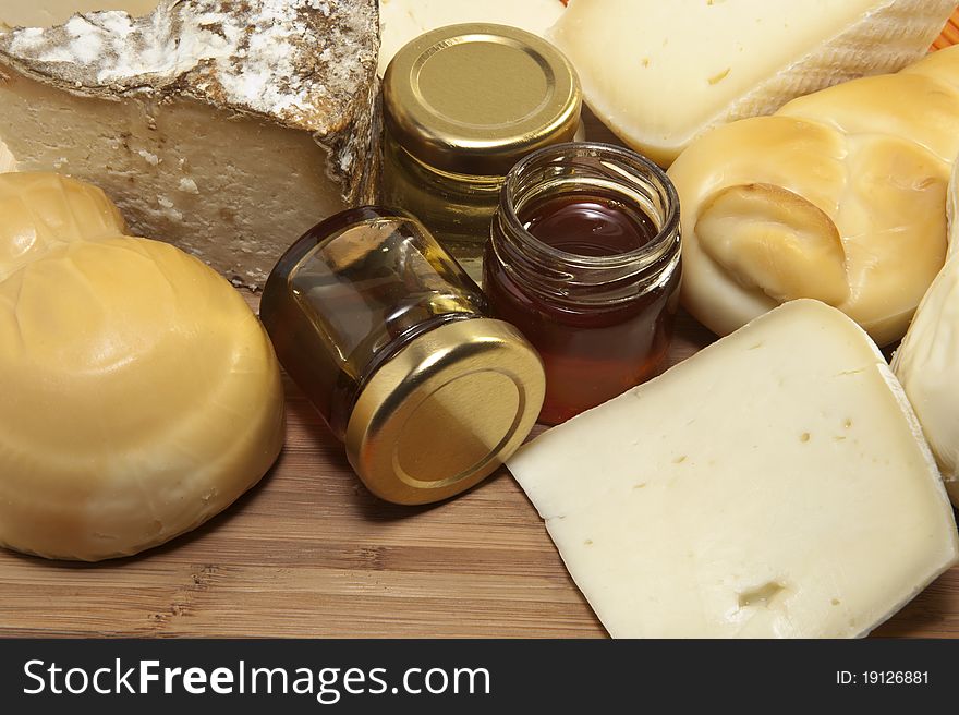 Portions of cheese and
honey of different qualities. Portions of cheese and
honey of different qualities