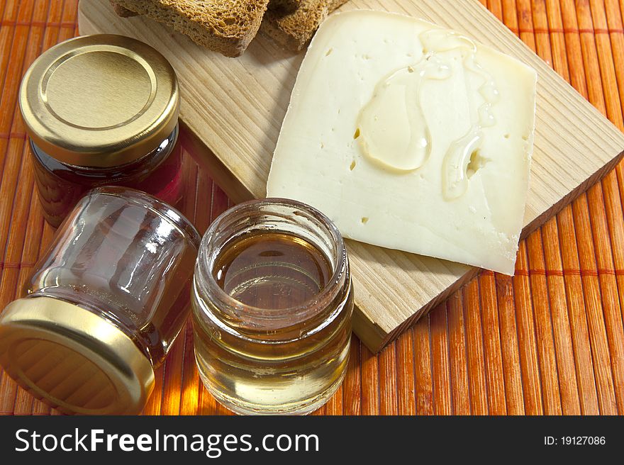 Portions of cheese and honey of different qualities