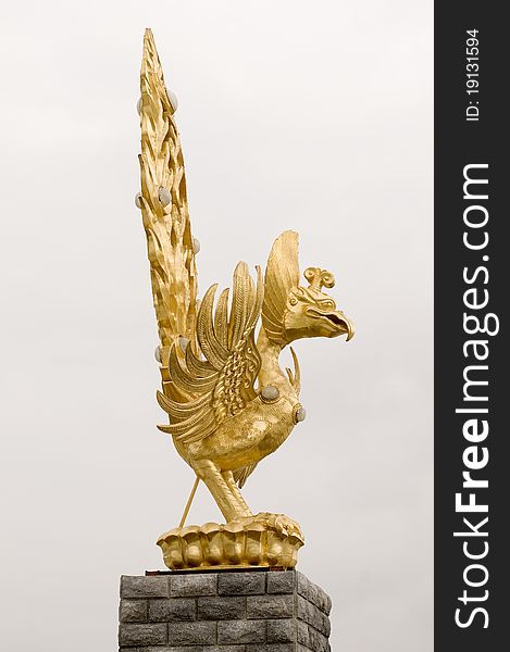 A golden garuda. Image shot near The Chongsheng Temple and the Three-Pagoda. The Garuda is a mythological bird. In Hinduism it is connected to the god Visnhu. In Buddhism it is also known as suparṇa. For several countries it's the national symbol (e.g. Thailand and Indonesia)