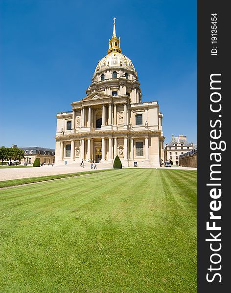 Les Invalides is a complex of museum and tomb in Paris,Napoleon's remains bury in here. Les Invalides is a complex of museum and tomb in Paris,Napoleon's remains bury in here.