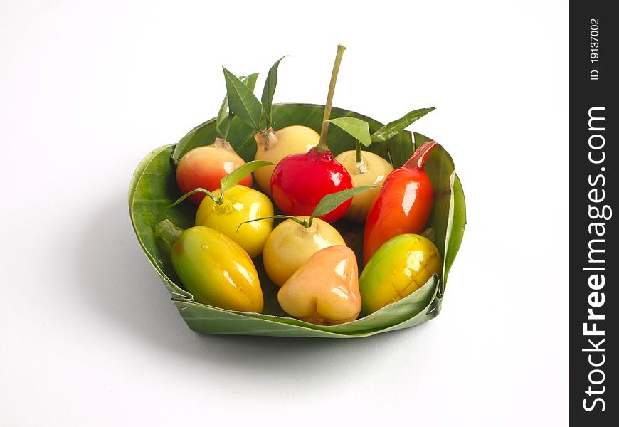 Deletable imitation fruits on banana leaf