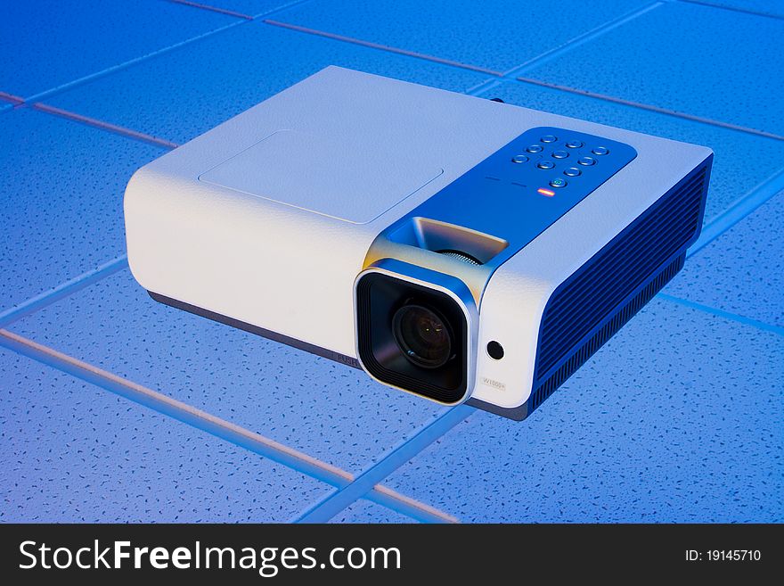 Multimedia full hd video projector