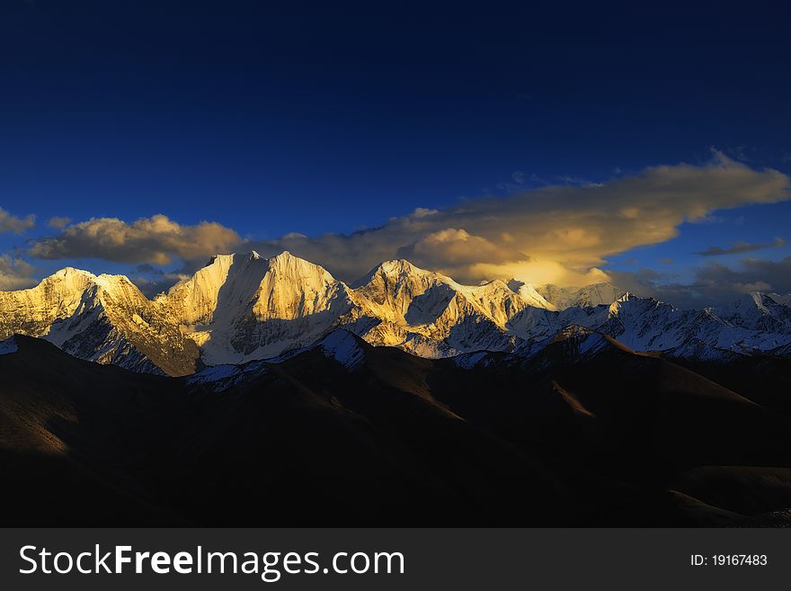 This is the Minya Konka mountains in Sichuan, China， elevation of 7,556 meters above sea level, is the highest mountain in Sichuan. This is the Minya Konka mountains in Sichuan, China， elevation of 7,556 meters above sea level, is the highest mountain in Sichuan.