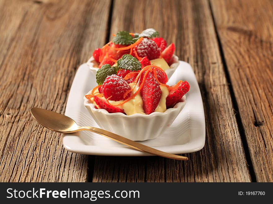 Creamy pudding and fresh fruit