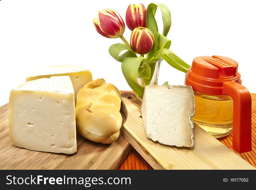 Portions of cheese and honey of different qualities