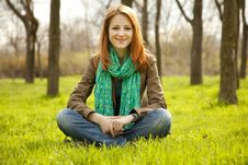 Beautiful Girl Sitting At Green Grass At Park. Royalty Free Stock Images Beautiful Girl Sitting At Green Grass At Park. Royalty Free Stock Images