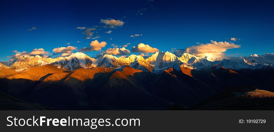 This is the Minya Konka mountains in Sichuan, China， elevation of 7,556 meters above sea level, is the highest mountain in Sichuan. This is the Minya Konka mountains in Sichuan, China， elevation of 7,556 meters above sea level, is the highest mountain in Sichuan.