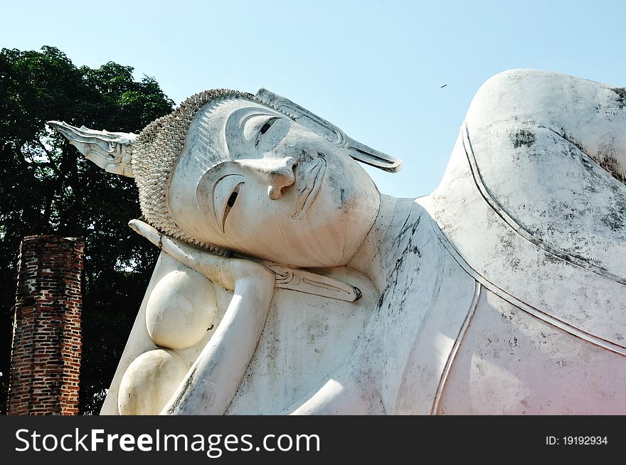 Reclining buddha at wat khuninpramoon Angthong province