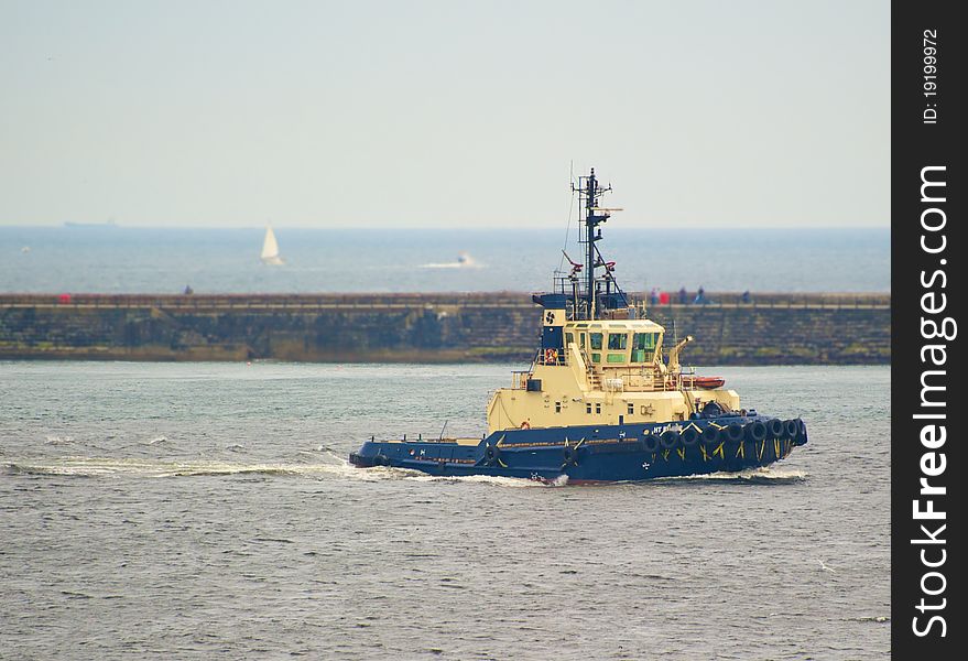 Tugboat returning to base on River Tyne (UK)