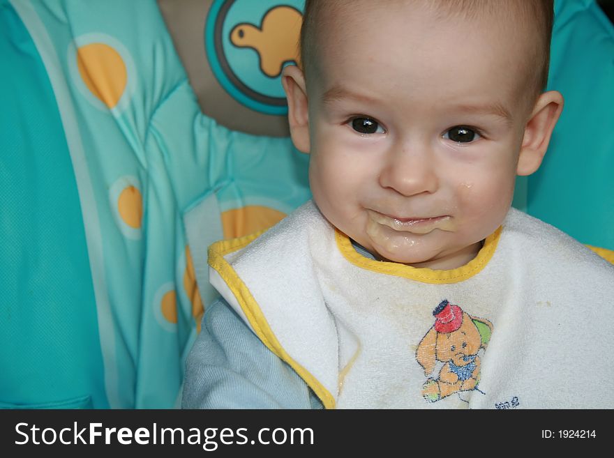 The baby eats fruit mashed potatoes