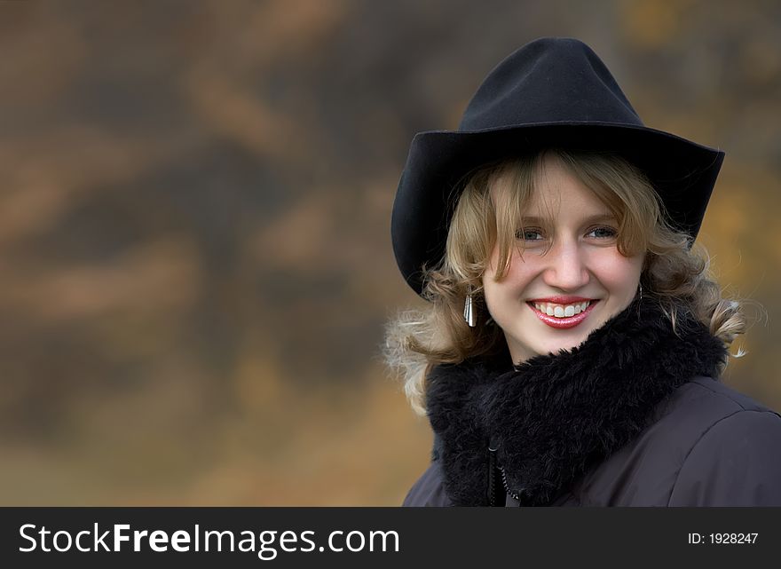 Smilling young lady in the autumn season