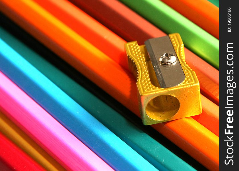 Metal sharpener for colored pencils